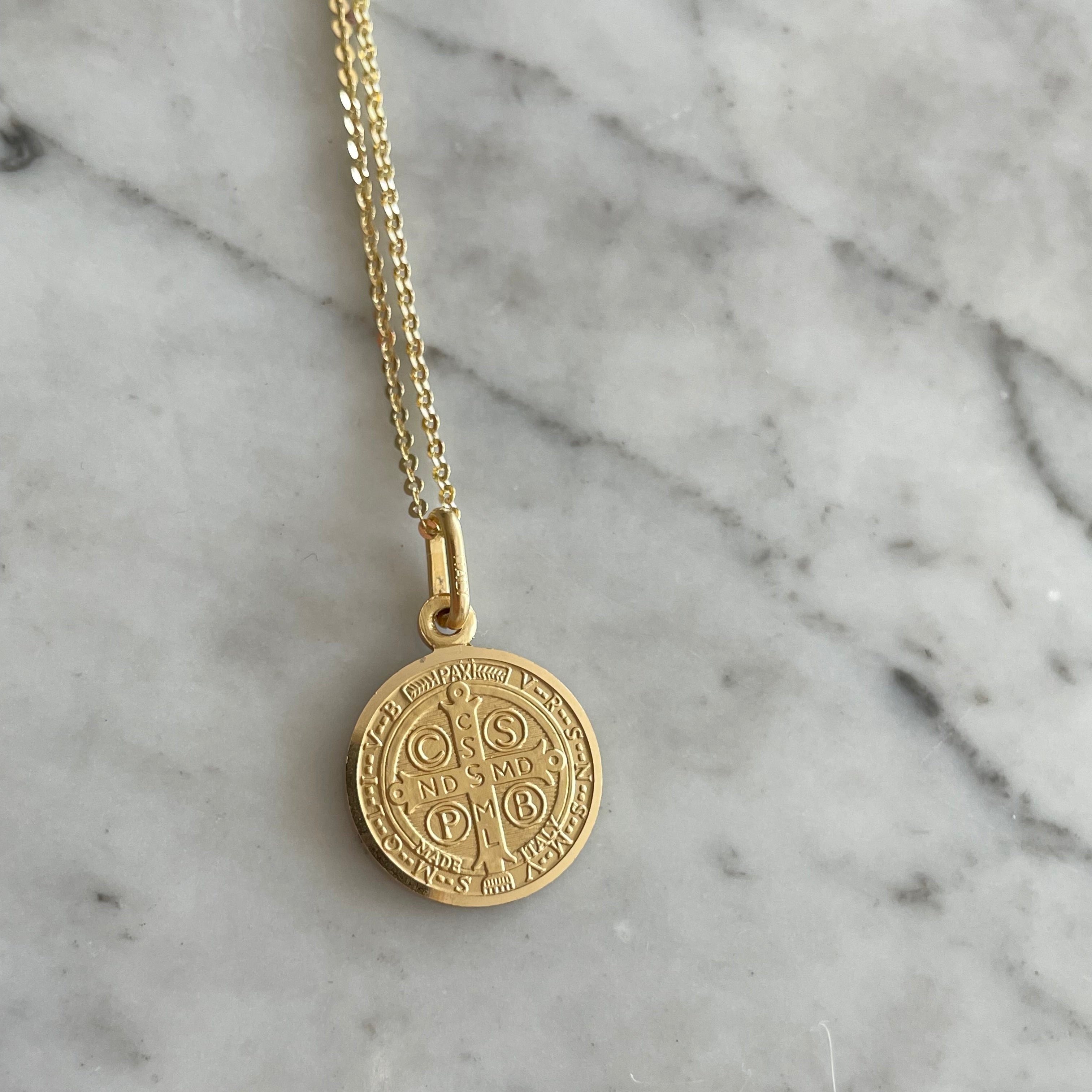 San Benito de oro con cadena