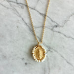 Cargar imagen en el visor de la galería, Medalla VG chapa de oro y perlas
