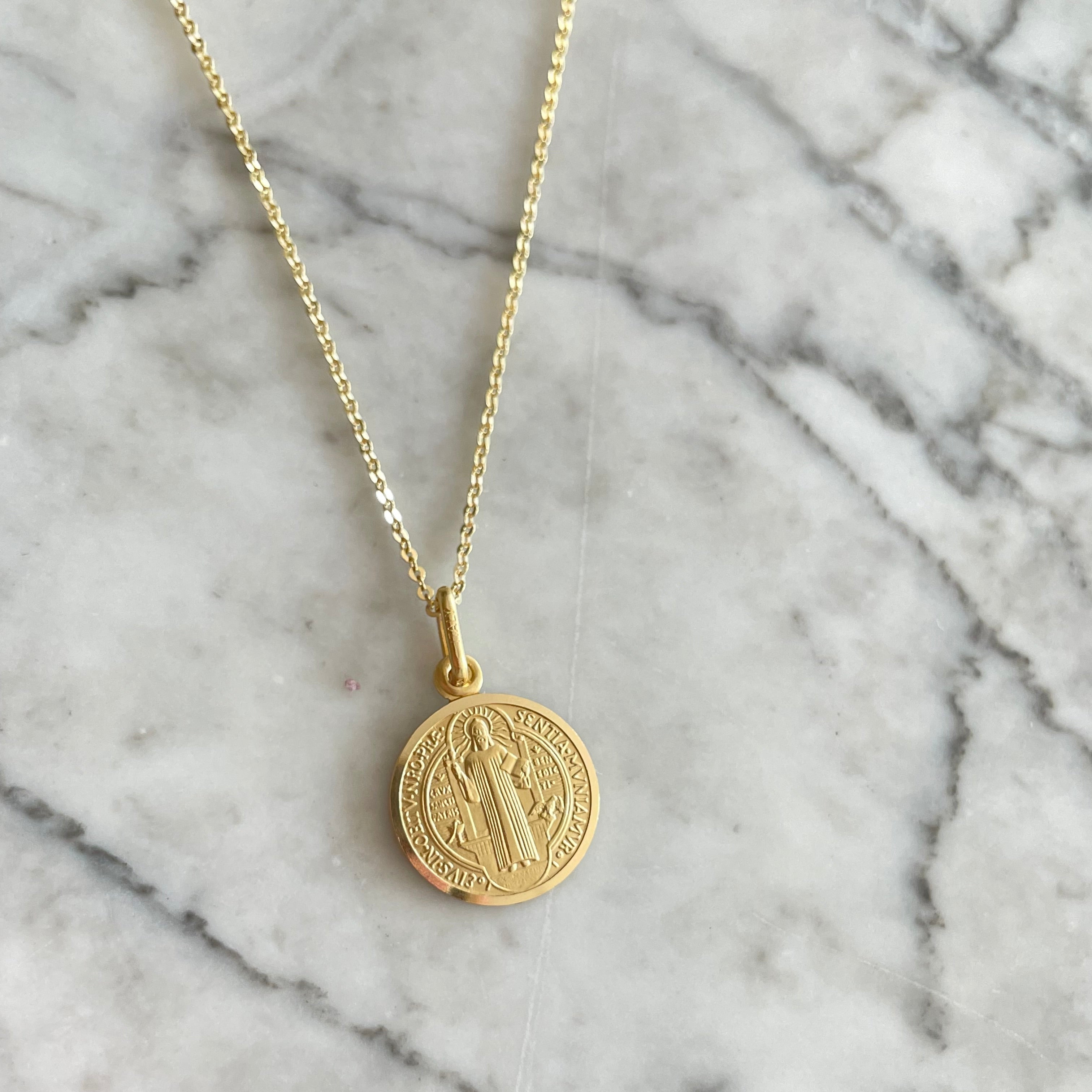 San Benito de oro con cadena