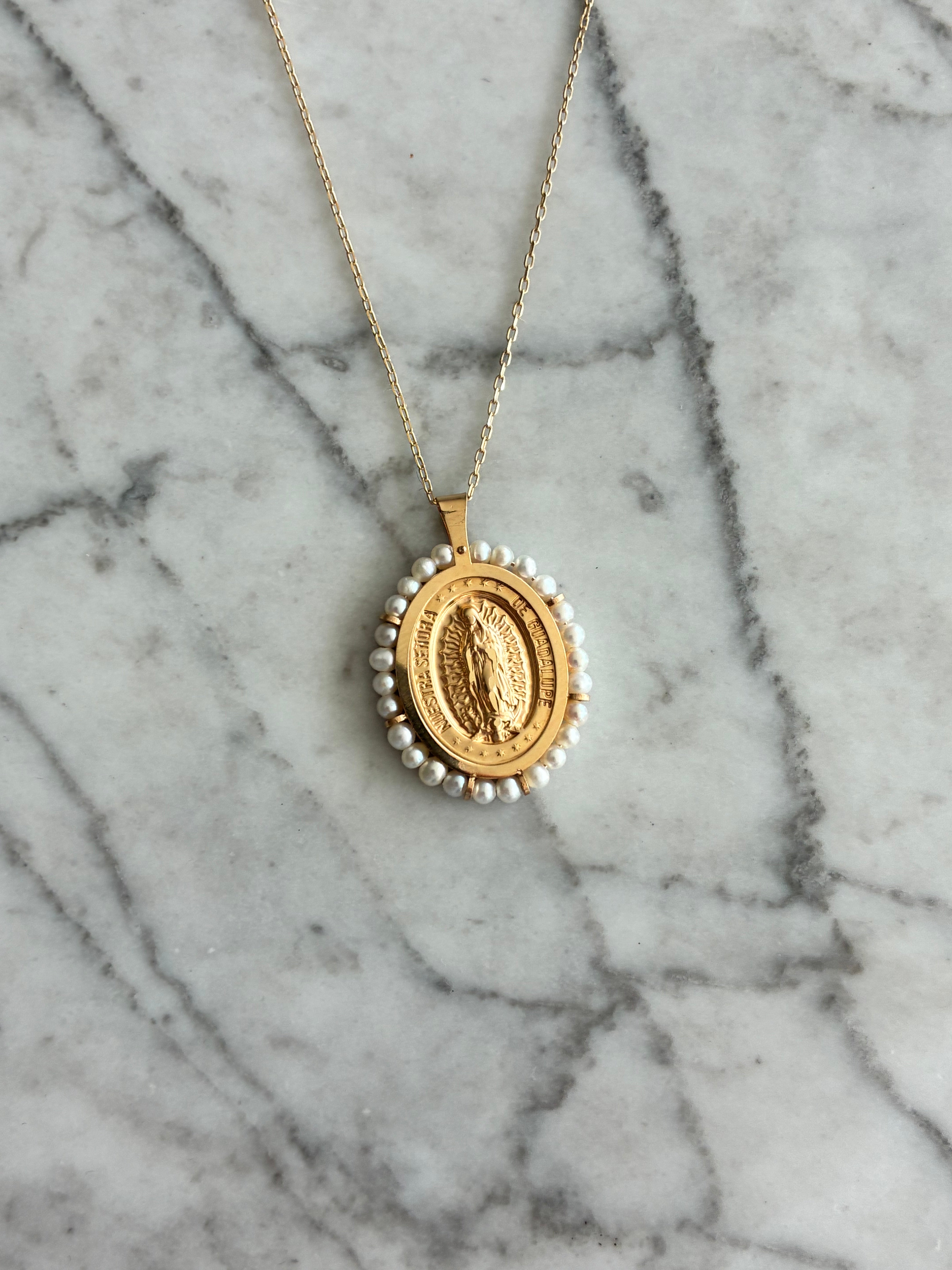 Medalla Grande ovalada con perlas Virgen de Guadalupe
