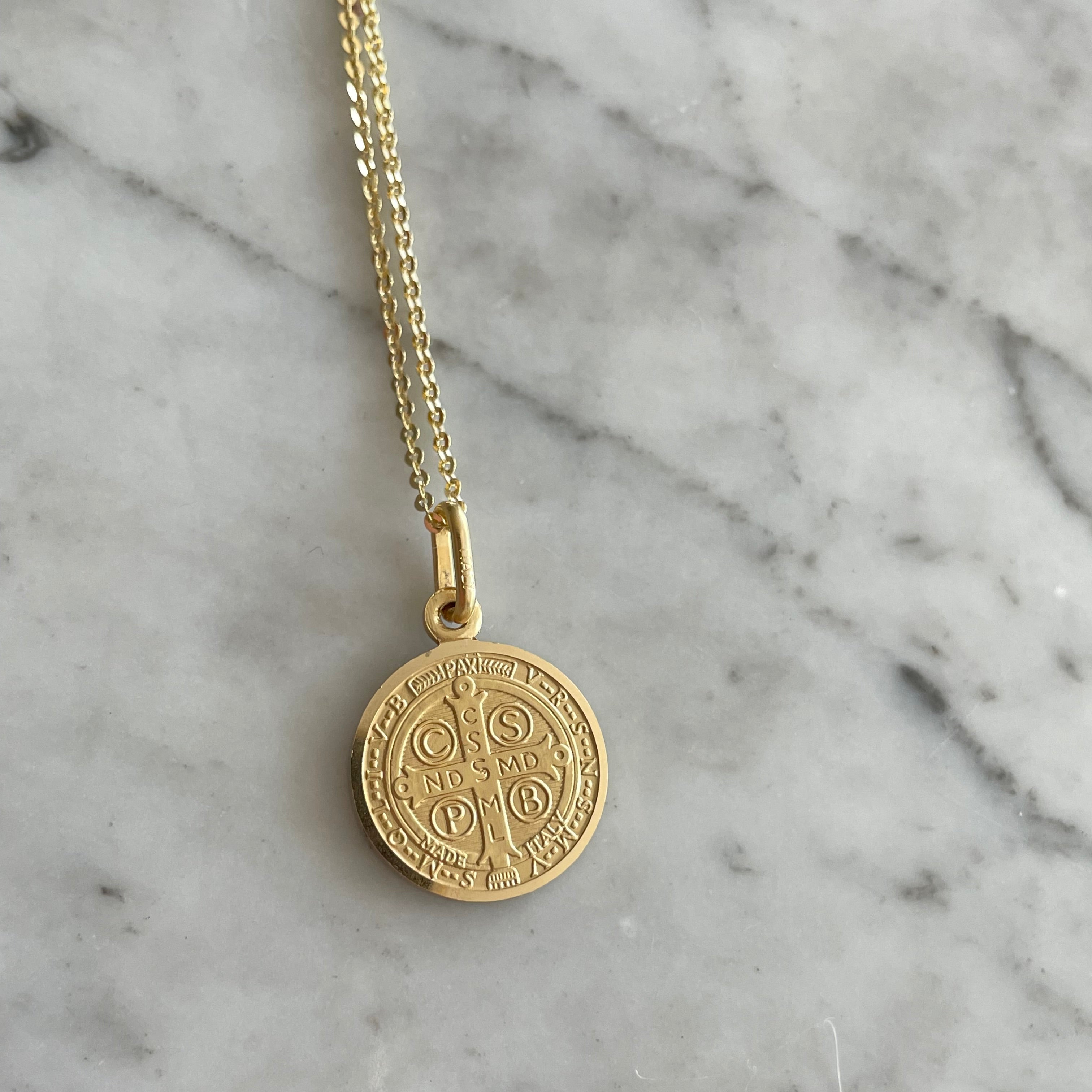 San Benito de oro con cadena