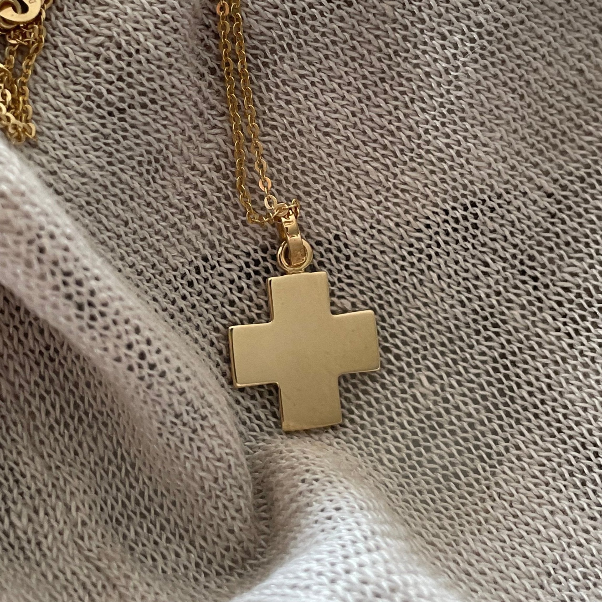 Cruz Suiza Plana con  Cadena - Oro 14k