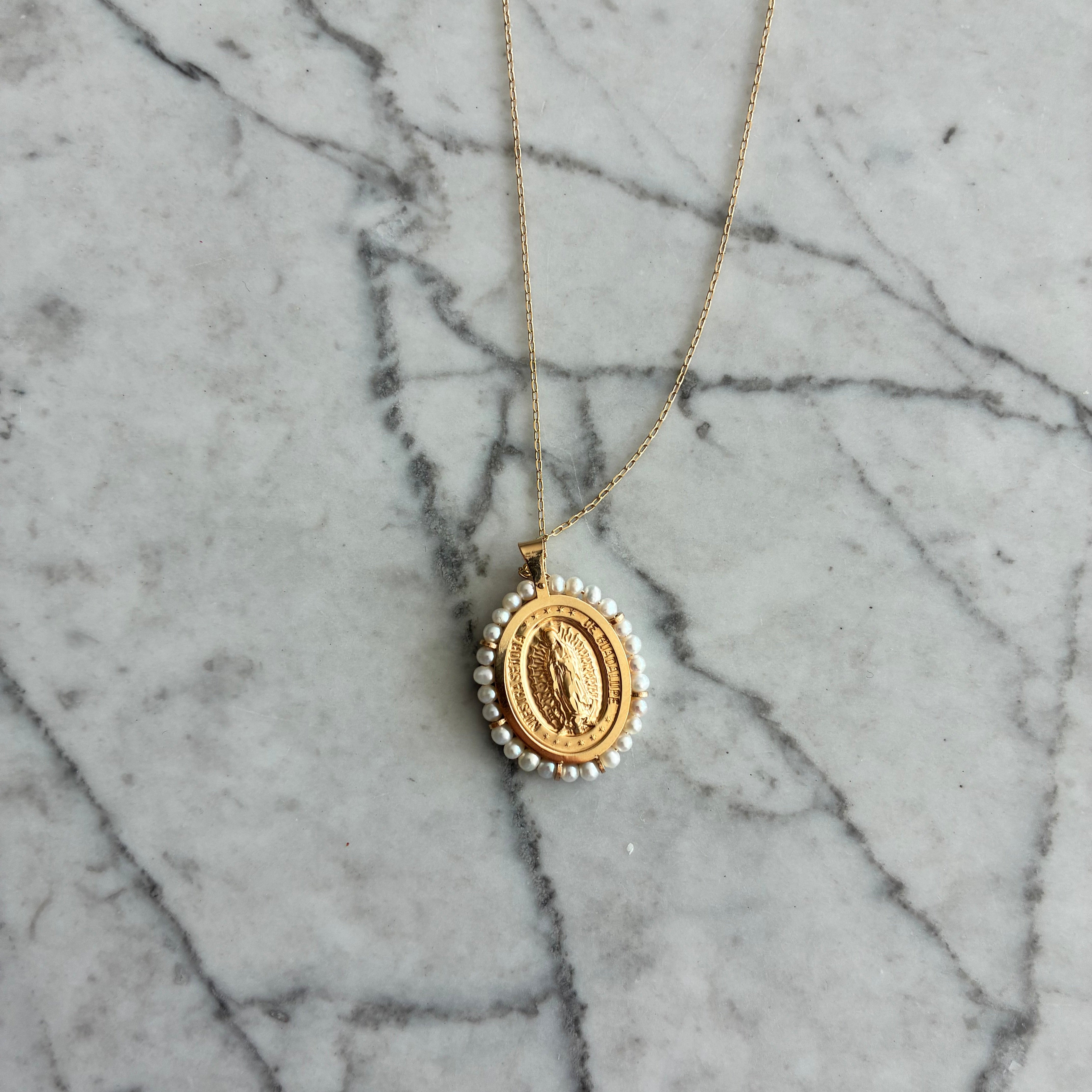 Medalla Grande ovalada con perlas Virgen de Guadalupe