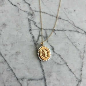 Medalla Grande ovalada con perlas Virgen de Guadalupe