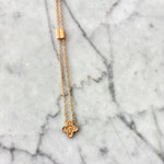 Cargar imagen en el visor de la galería, Escapulario de oro con cruz atras
