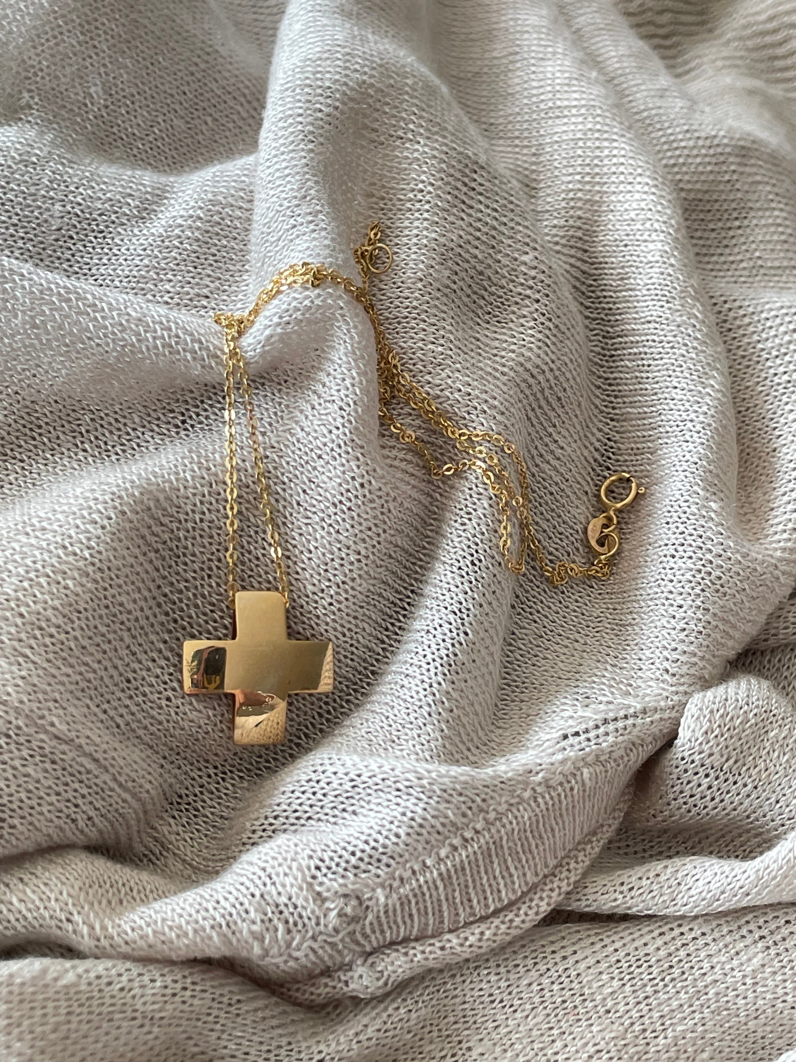 Cruz Moderna con Cadena - Oro 14k