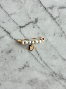 Pin de oro con perlas