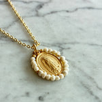 Cargar imagen en el visor de la galería, Medalla VG chapa de oro y perlas
