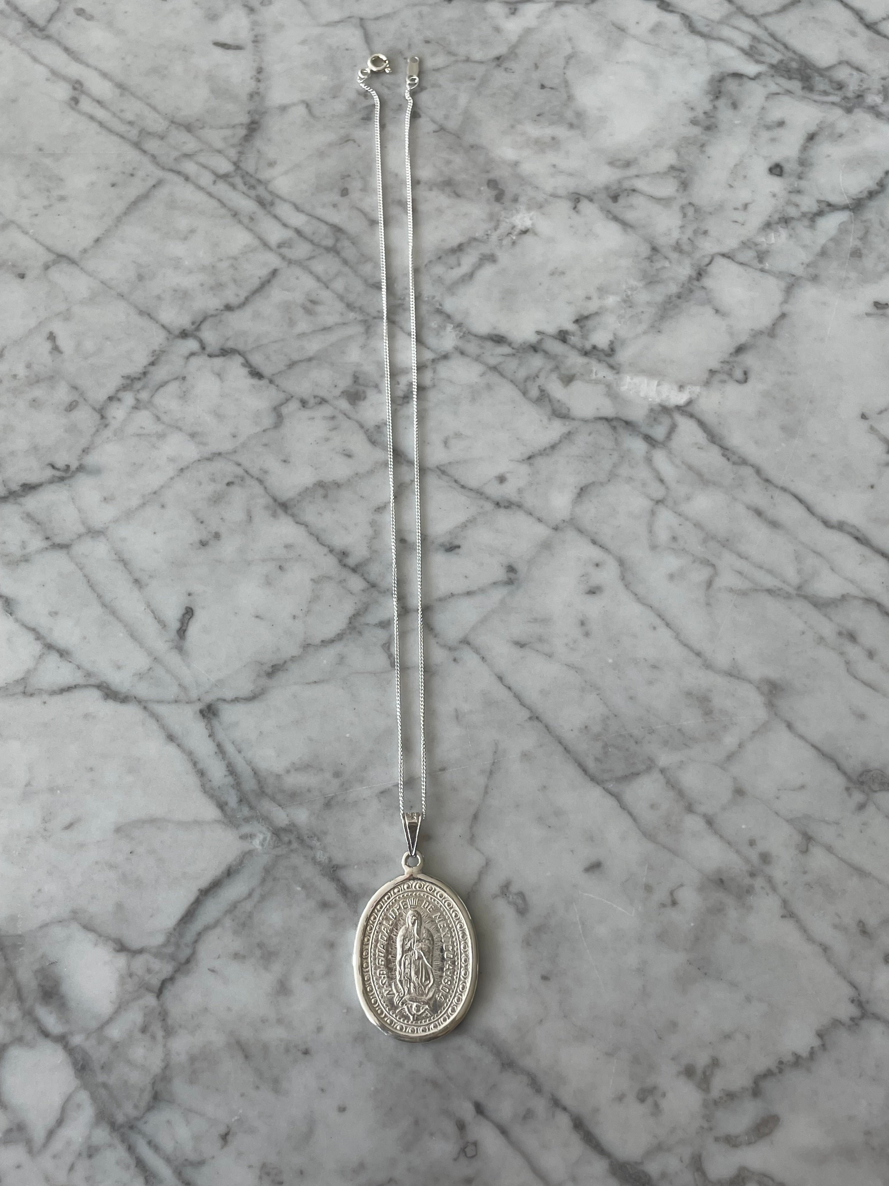 Cadena de plata con Virgen de Guadalupe grande