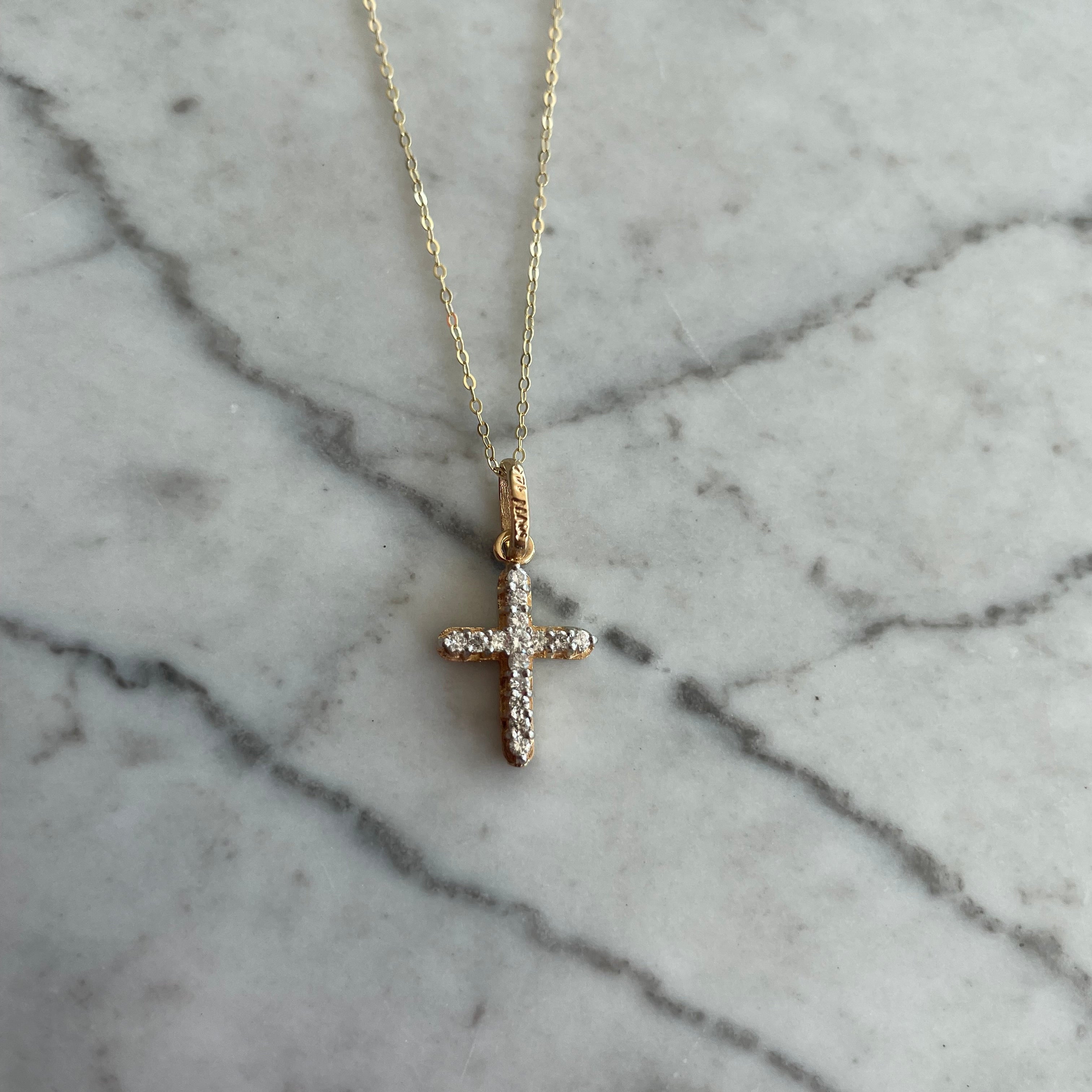 Cruz con diamantes en oro 14k