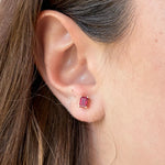 Cargar imagen en el visor de la galería, Aretes rubi rectangular
