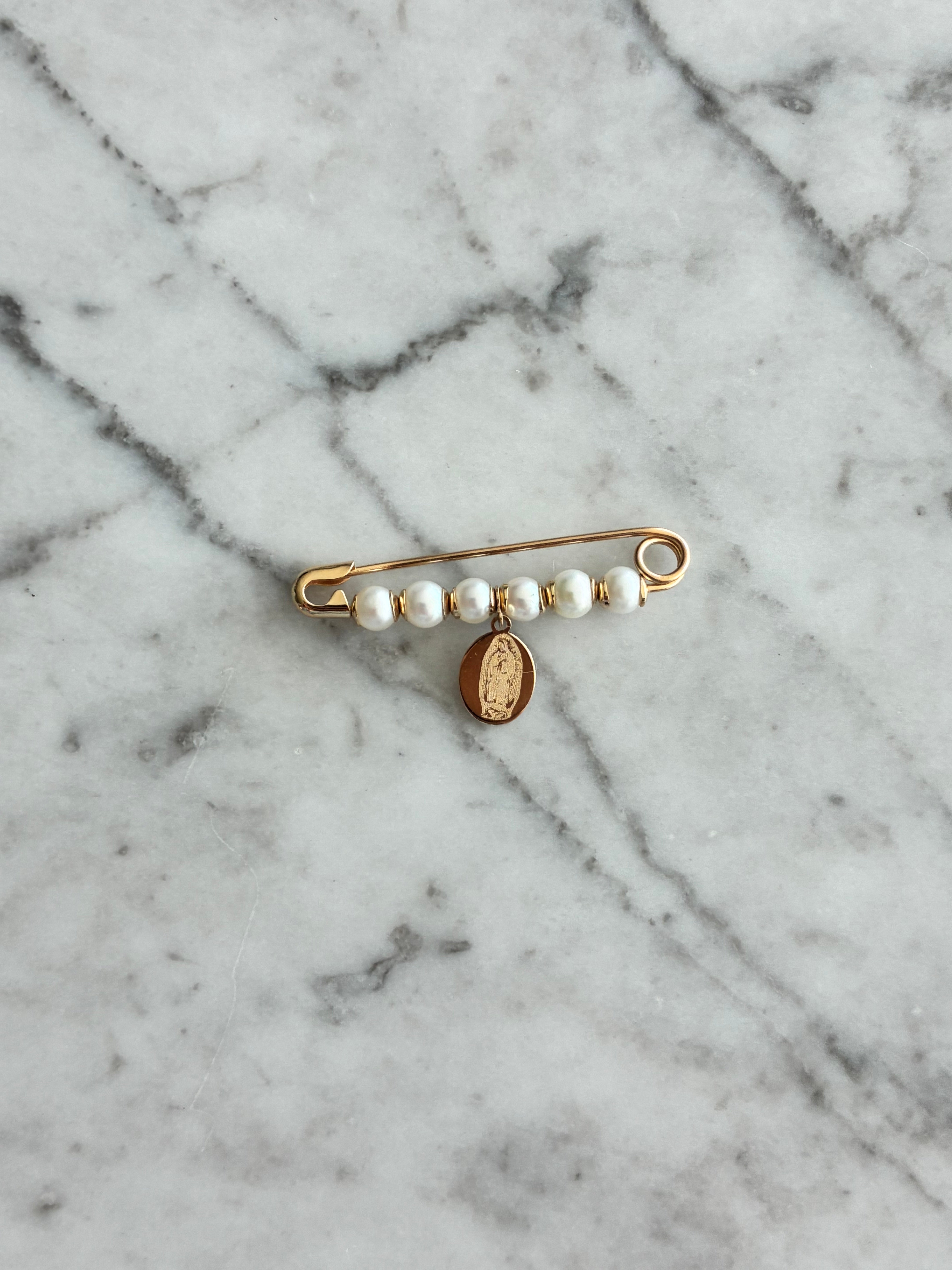 Pin de oro con perlas