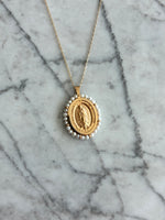 Cargar imagen en el visor de la galería, Medalla Grande ovalada con perlas Virgen de Guadalupe
