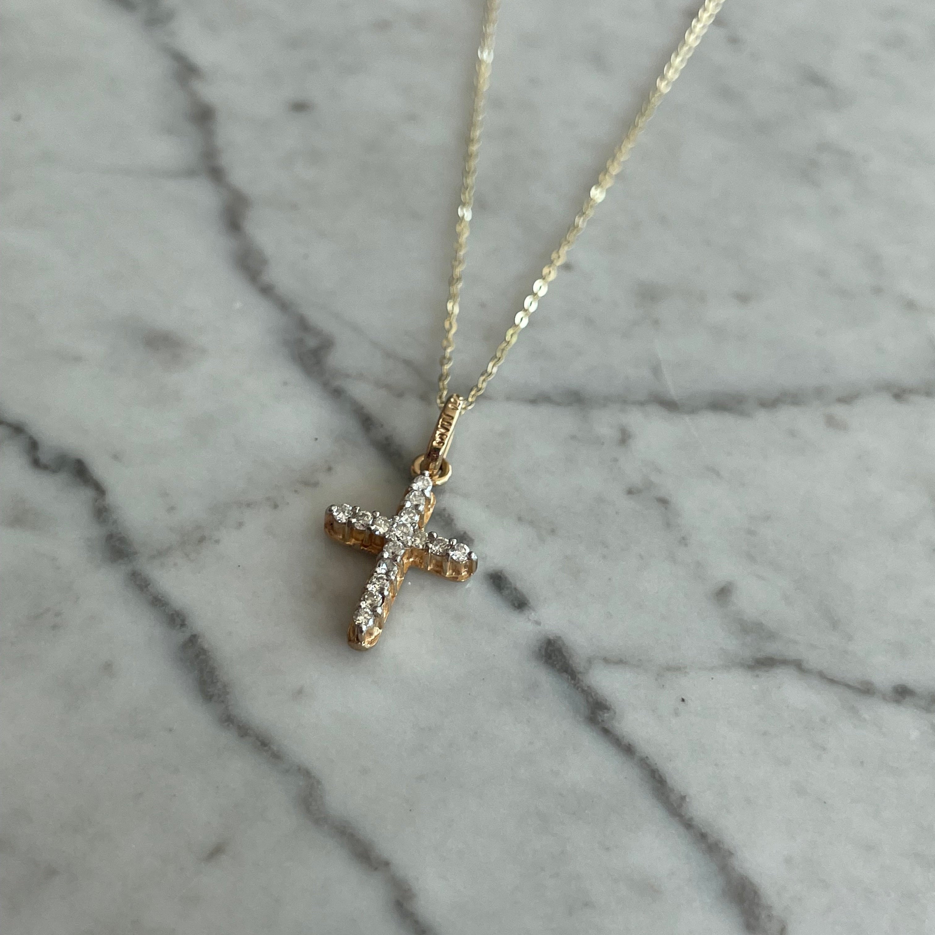 Cruz con diamantes en oro 14k