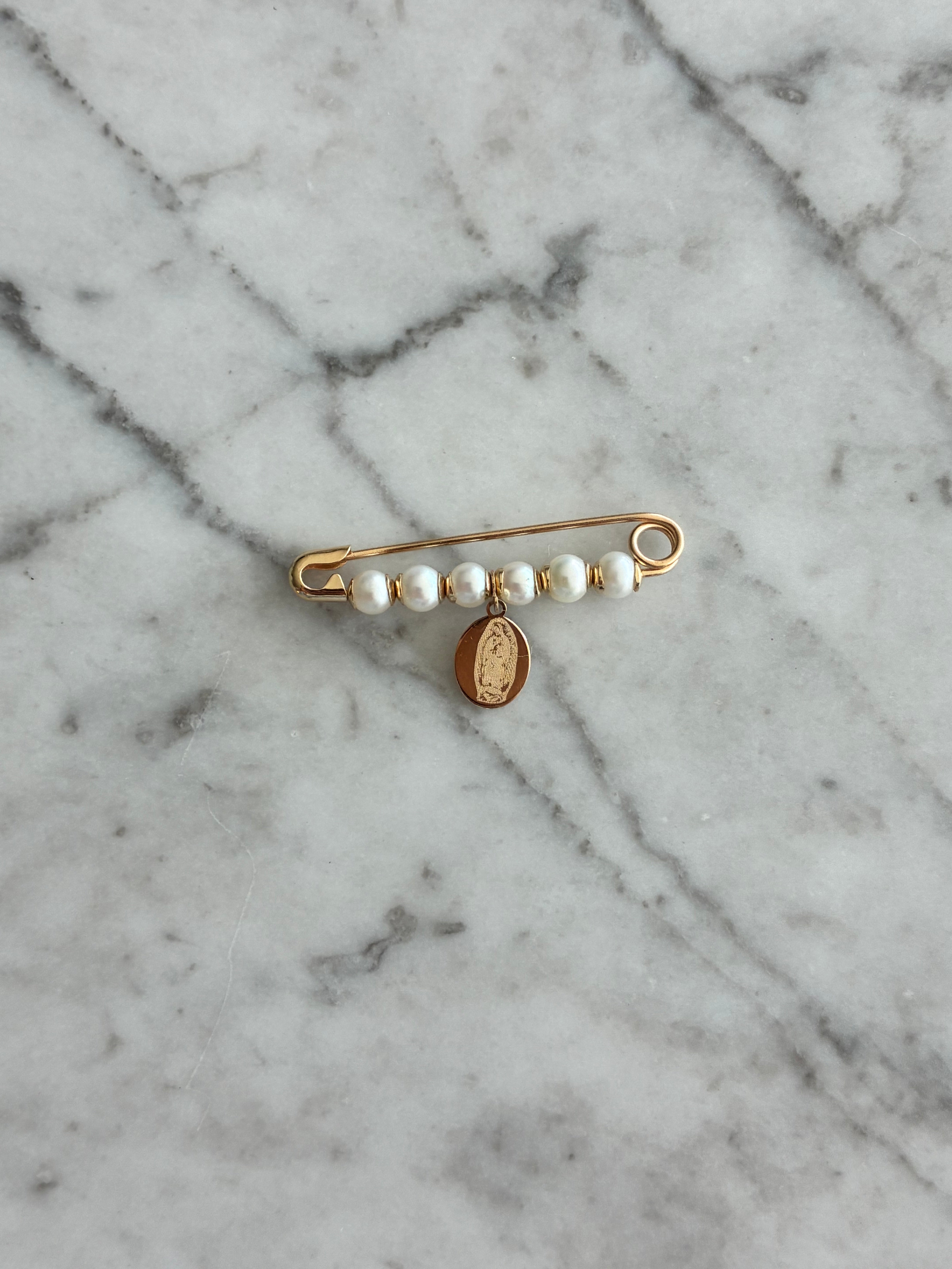 Pin de oro con perlas