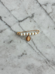 Pin de oro con perlas