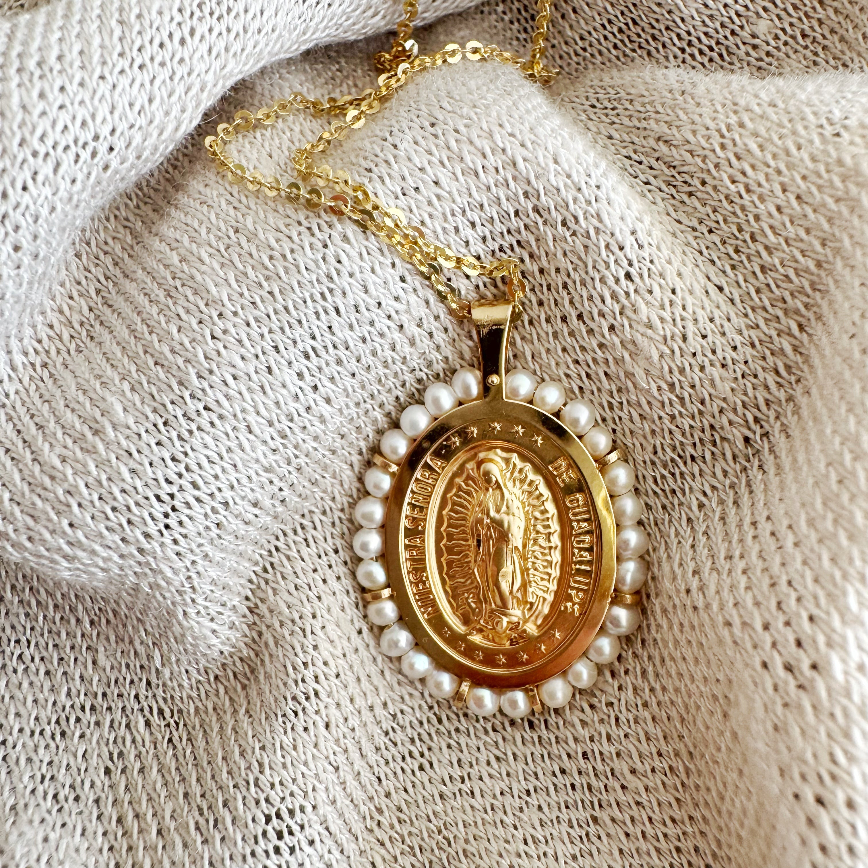 Medalla grande ovalada perlas VG