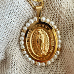 Cargar imagen en el visor de la galería, Medalla grande ovalada perlas VG
