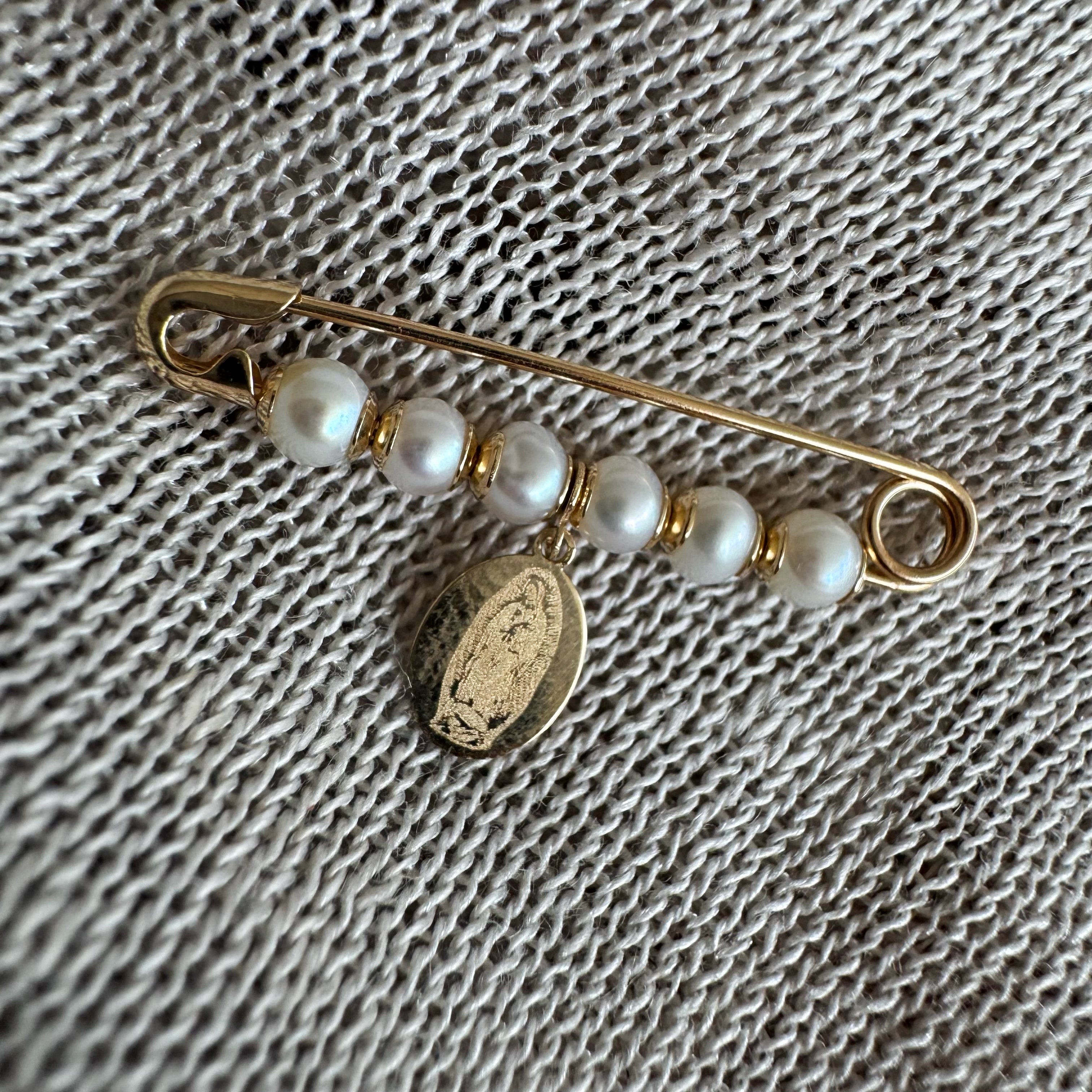 Pin con Perlas y VG