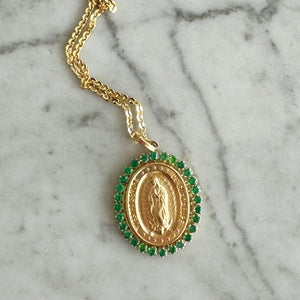 Medalla Virgen de Guadalupe con esmeraldas