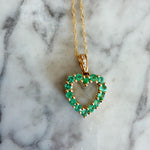 Cargar imagen en el visor de la galería, Collar de corazón con esmeraldas
