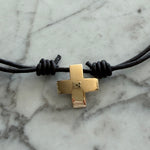 Cargar imagen en el visor de la galería, Cruz Moderna con Piel Mediana  - Oro 14k
