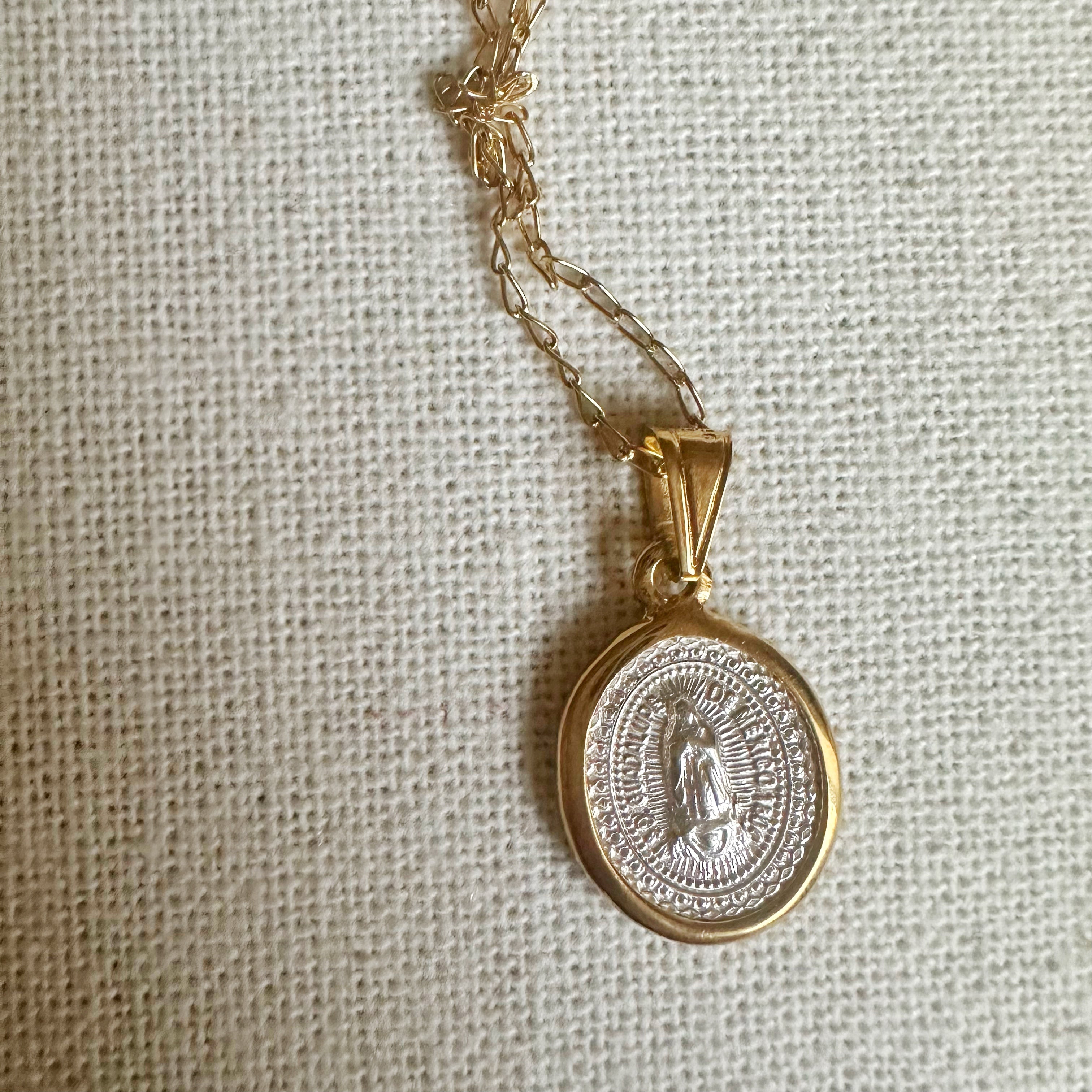 Medalla Ovalada Virgen de guadalupe con bisel y cadena de chapa de oro