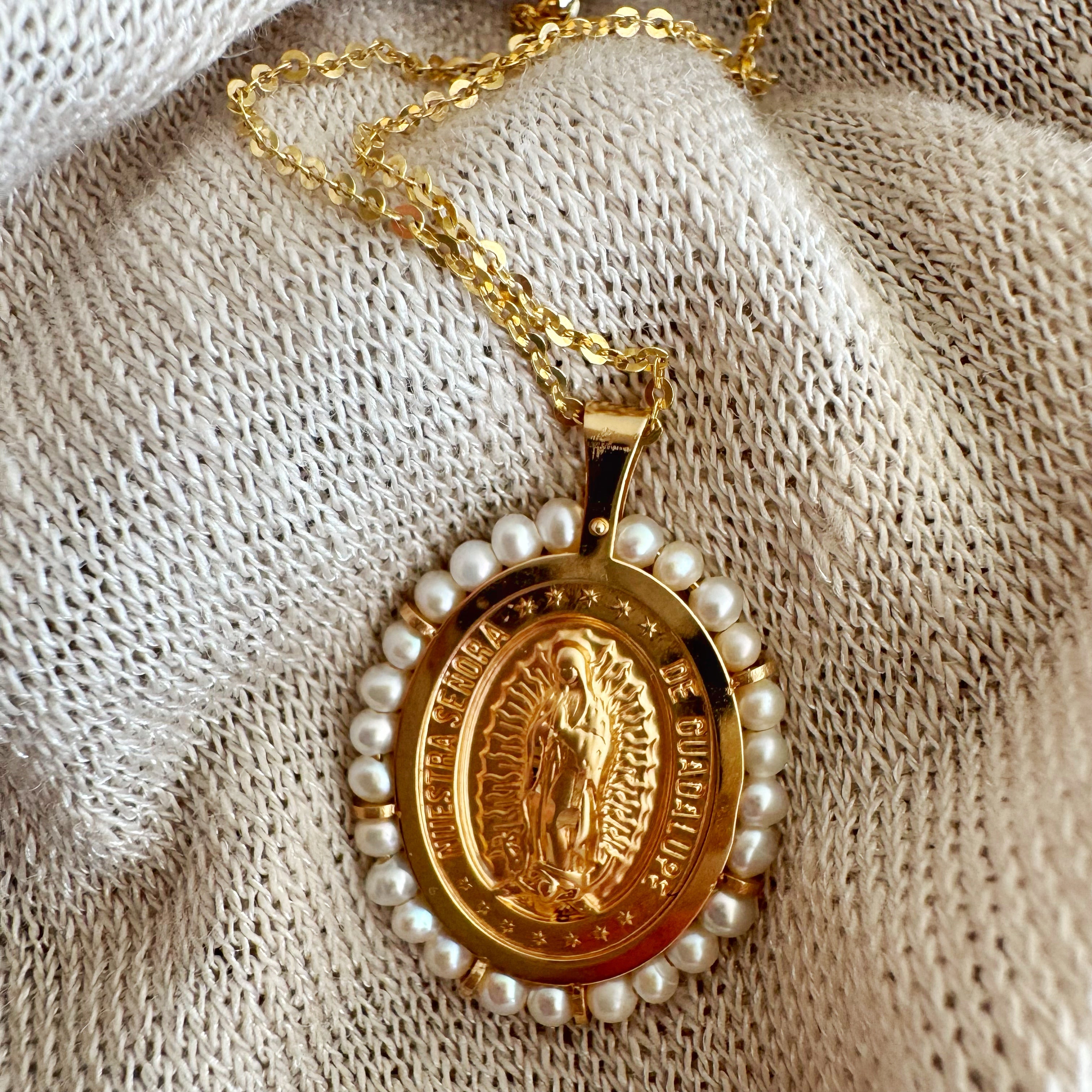 Medalla grande ovalada perlas VG