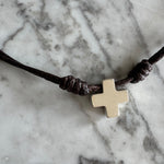 Cargar imagen en el visor de la galería, Collar Cruz con Piel
