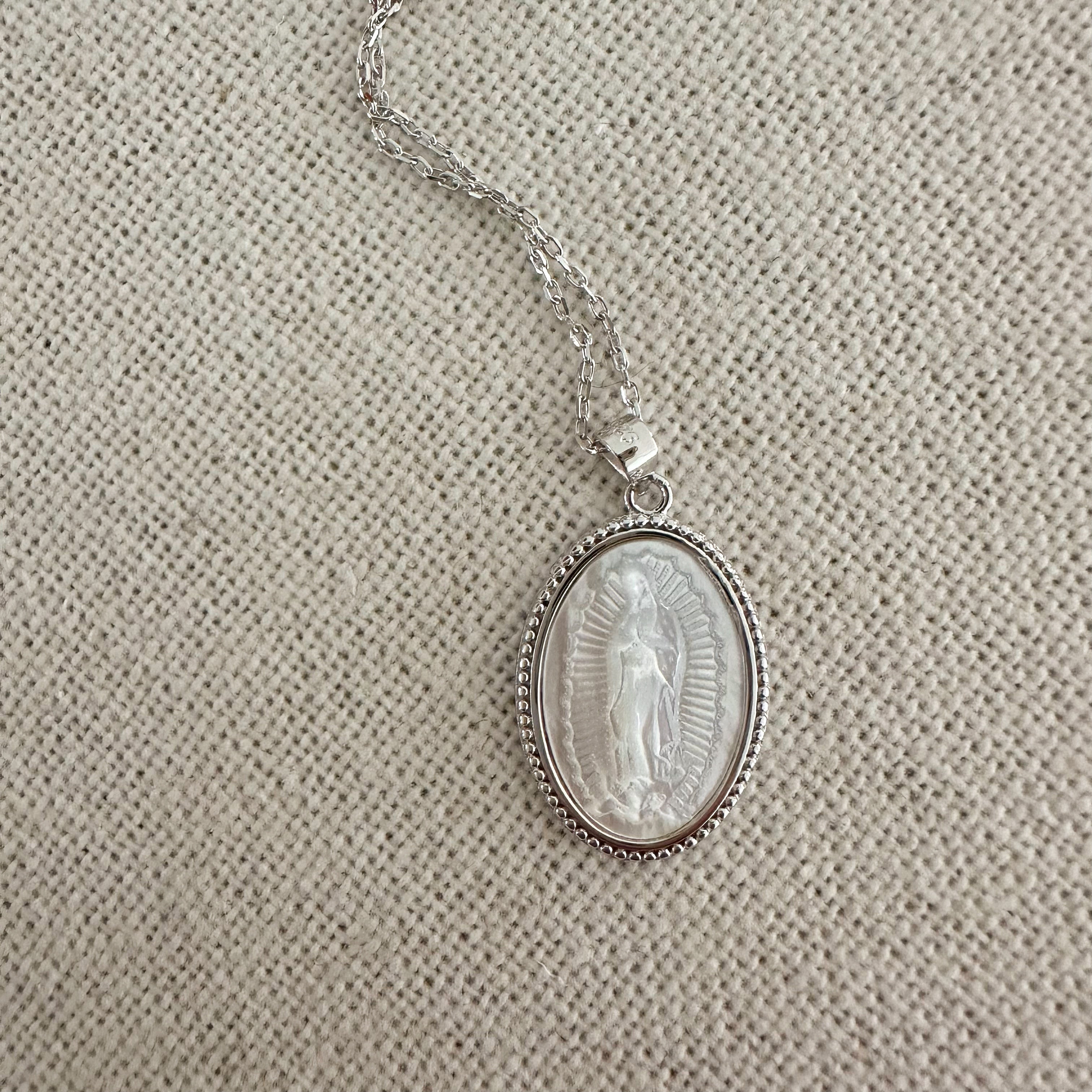 Virgen de Guadalupe - Ovalada Madre Perla con Bisel - Con Cadena