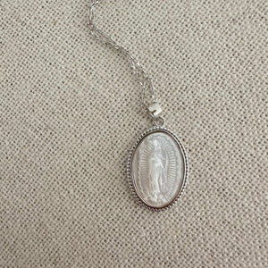 Virgen de Guadalupe - Ovalada Madre Perla con Bisel - Con Cadena