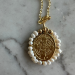 Cargar imagen en el visor de la galería, Medalla San Benito con perlas y Cadena
