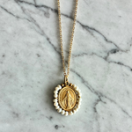 Cargar imagen en el visor de la galería, Virgen Milagrosa con perlas de chapa de oro
