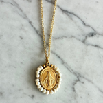 Cargar imagen en el visor de la galería, Virgen Milagrosa con perlas de chapa de oro
