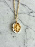 Cargar imagen en el visor de la galería, Virgen Milagrosa con perlas de chapa de oro
