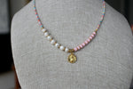 Cargar imagen en el visor de la galería, Collar rosa con perlas y chaquira
