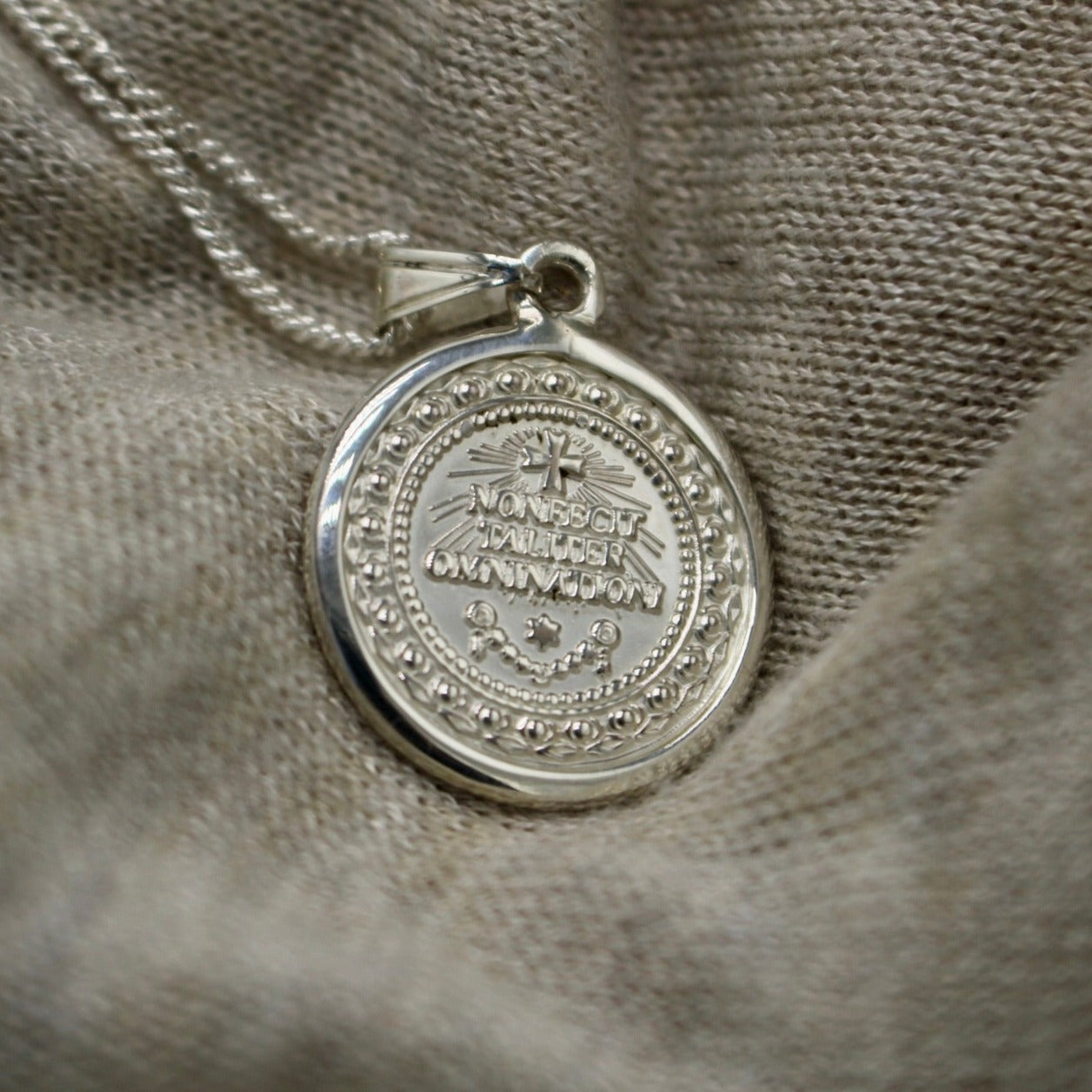 Medalla de plata y bisel de Virgen de Guadalupe