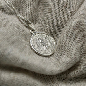 Medalla de plata y bisel de Virgen de Guadalupe