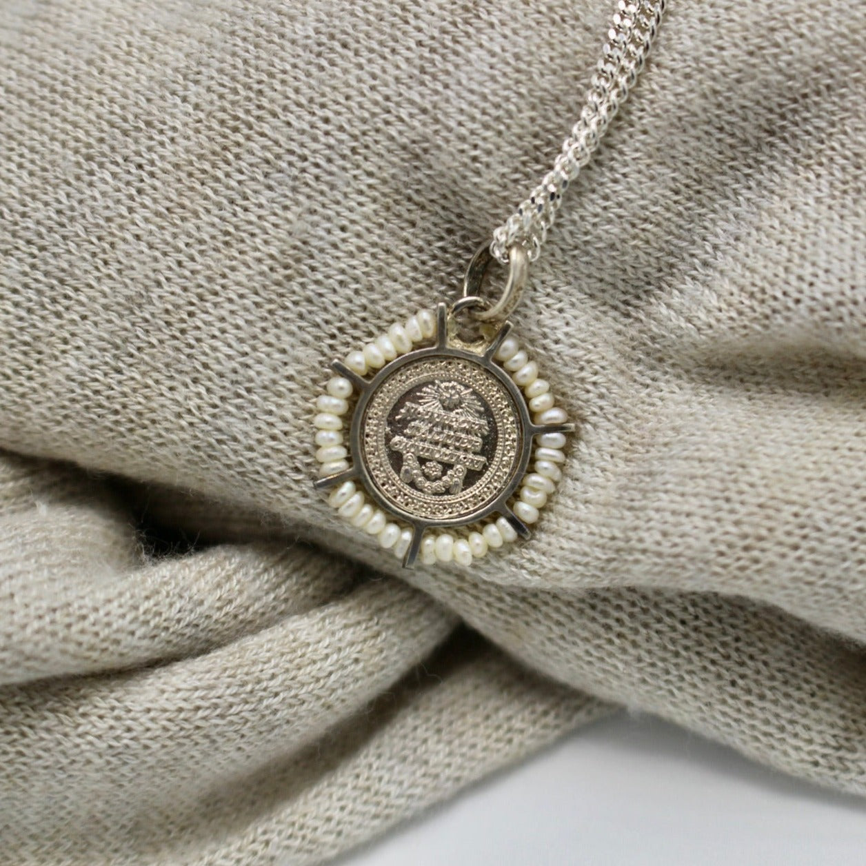Medalla de la Virgen de guadalupe con bisel de perla chica
