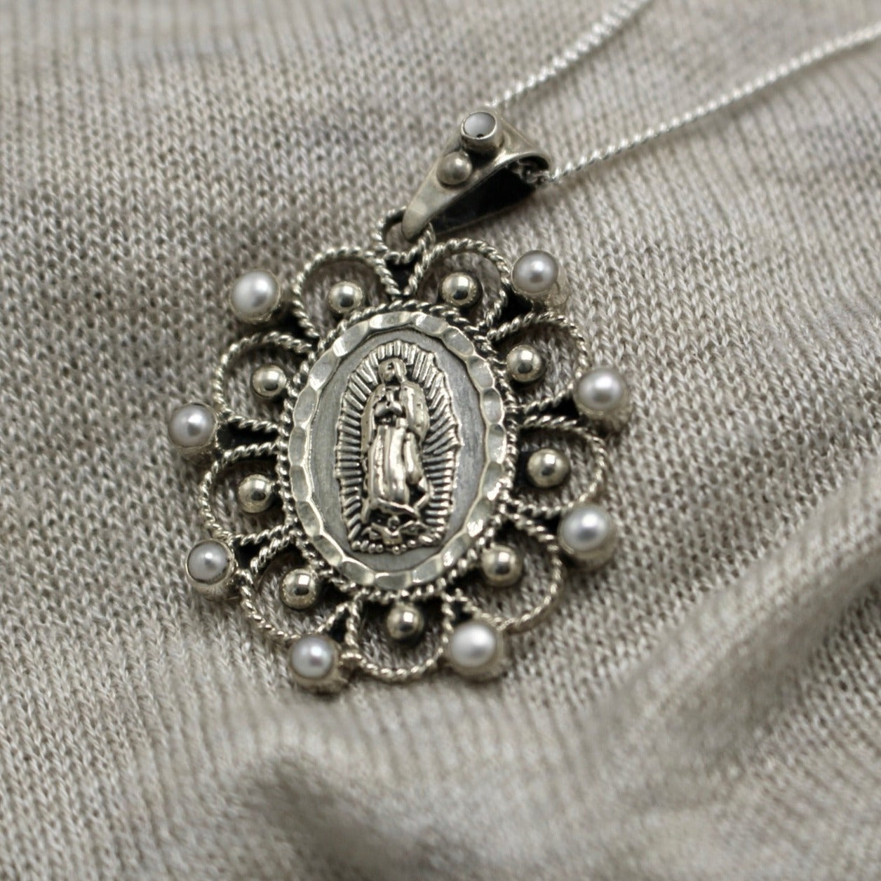 Medalla  Virgen de guadalupe con perlas grande