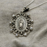 Cargar imagen en el visor de la galería, Medalla  Virgen de guadalupe con perlas grande
