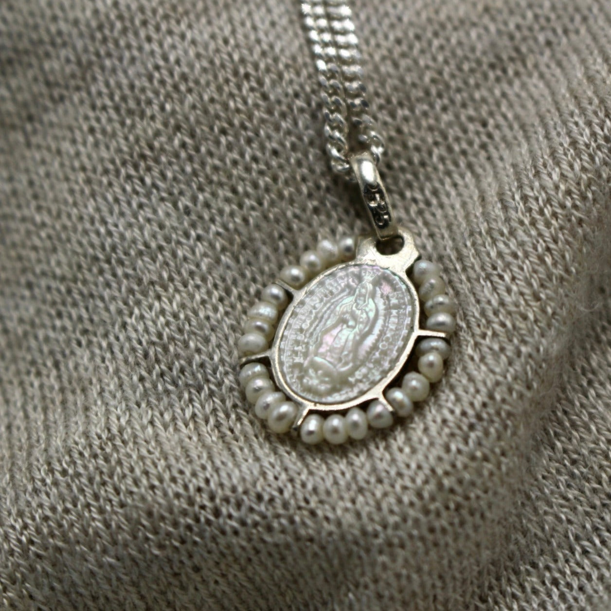 Medalla madre perla con perlas