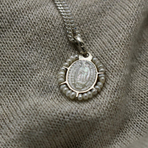 Medalla madre perla con perlas