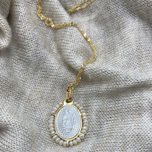 Virgen de Guadalupe - Ovalada Madre Perla con Perlas - Con Cadena