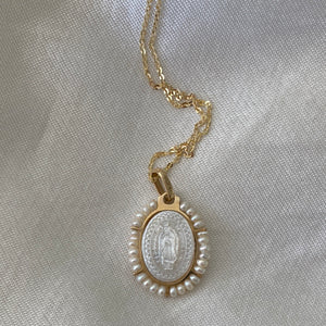 Virgen de Guadalupe - Ovalada Madre Perla con Perlas GRANDE- Con Cadena