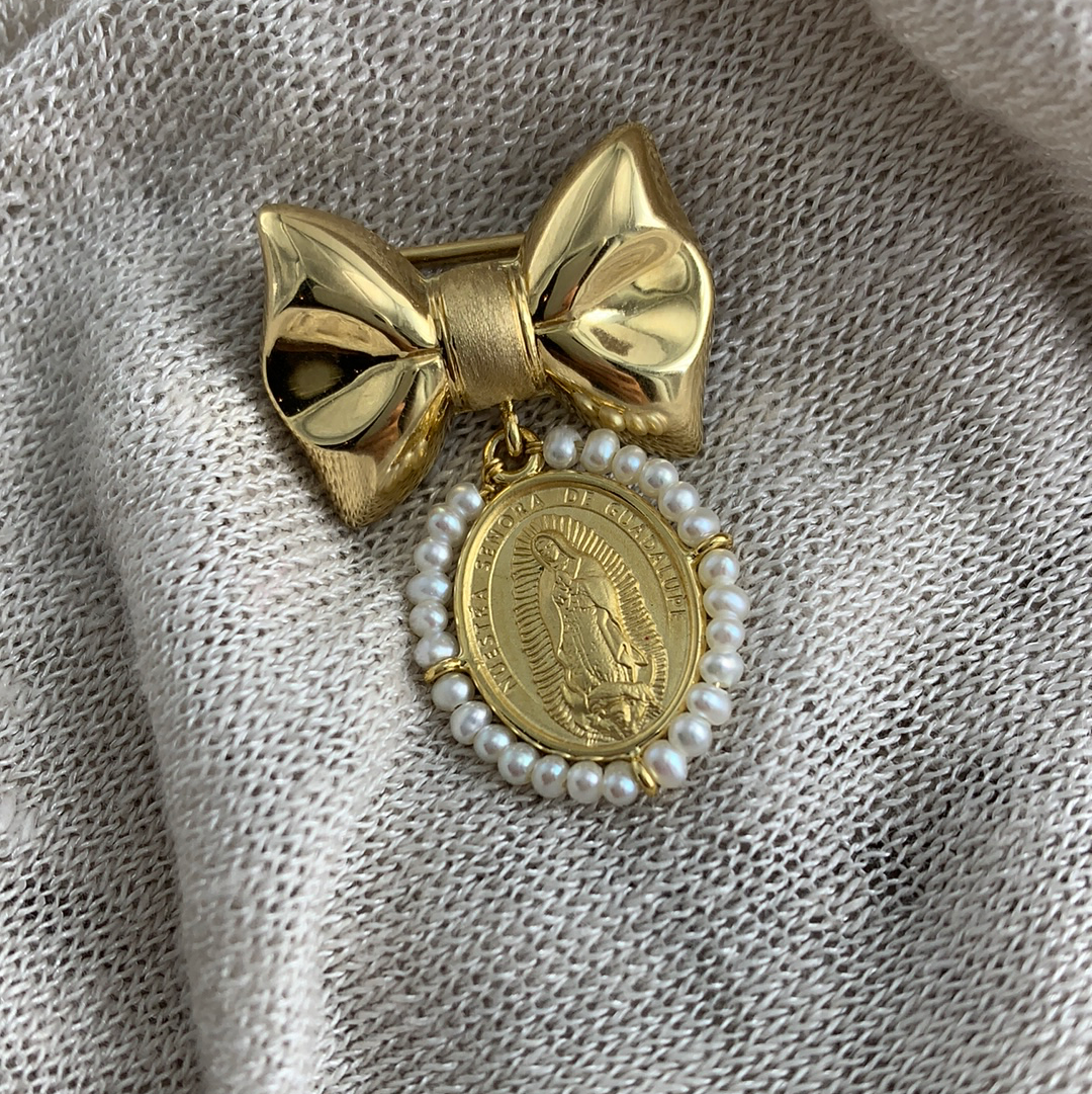 Moño Gordo con Medalla Ovalada - Oro 14k & Perlas