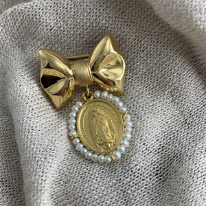 Moño Gordo con Medalla Ovalada - Oro 14k & Perlas