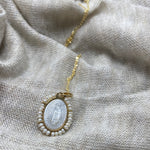 Cargar imagen en el visor de la galería, Virgen de Guadalupe - Ovalada Madre Perla con Perlas - Con Cadena
