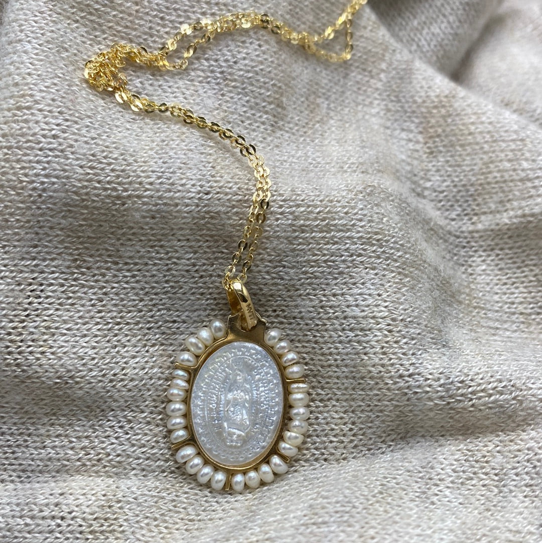 Virgen de Guadalupe - Ovalada Madre Perla con Perlas - Con Cadena