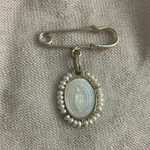 Cargar imagen en el visor de la galería, Seguro con Medalla Madre Perla - Plata Esterlina &amp; Perlas
